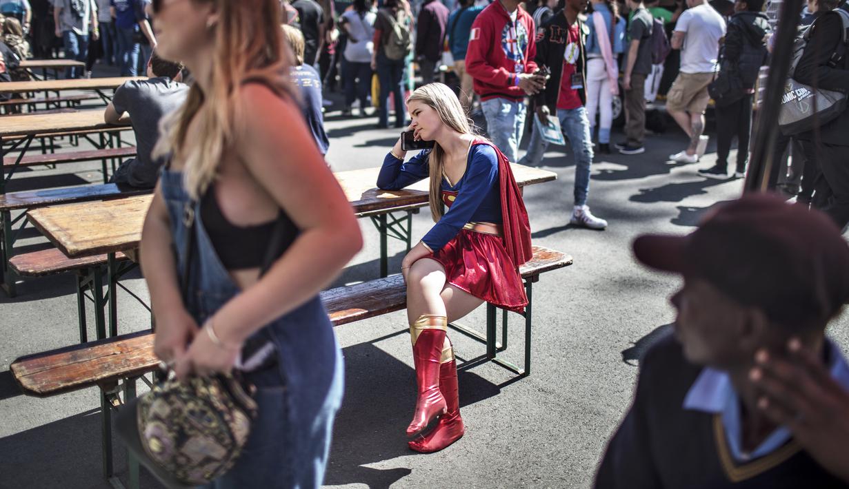 Cosplayer wanita menggenakan kostum superhero Superman saat menghadiri International Comic Con di Kyalami Race Course, Johannesburg, Afrika Selatan (14/9). Comic Con digelar pada tahun 1970. (AFP Photo/Marco Longari)