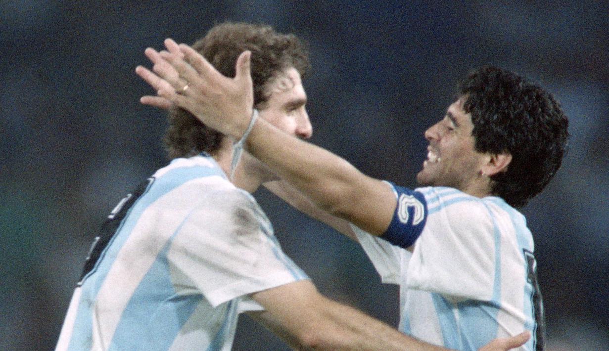 Penyerang Argentina, Diego Maradona, bersama Oscar Ruggeri merayakan kemenangan atas Italia pada laga semifinal Piala Dunia di Naples, Italia (3/7/1990). (AFP/Patrick Hertzog)
