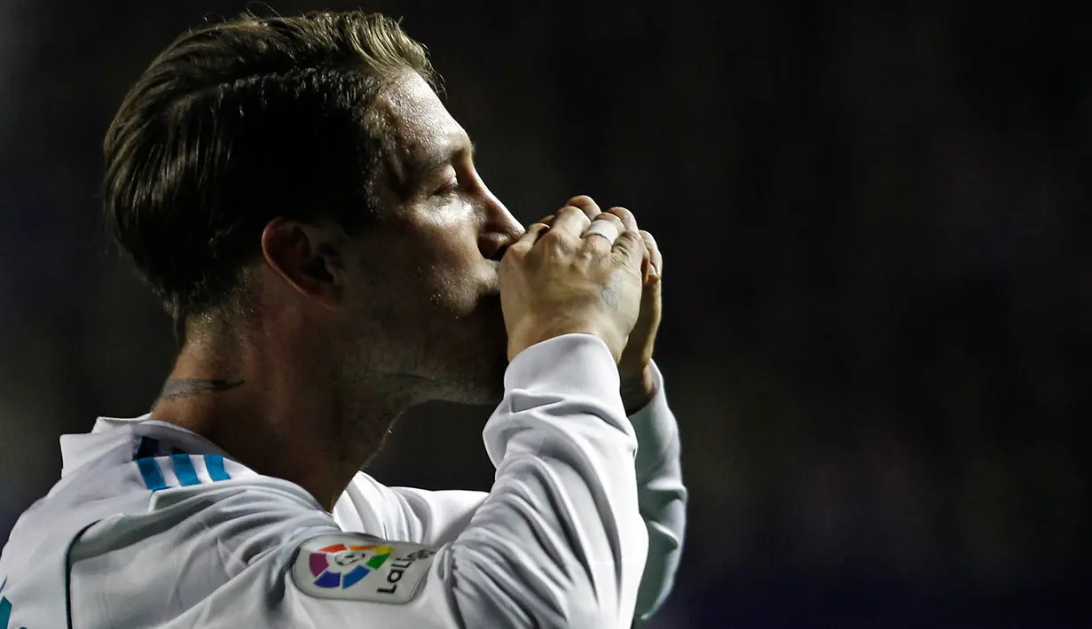 Bek Real Madrid Sergio Ramos melakukan selebrasi usai mencetak gol ke gawang Levante saat pertandingan Liga Spanyol melawan Levante  di stadion Ciutat de Valencia di Valencia (3/2). (AP Photo/Alberto Saiz)