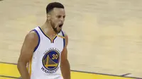Pemain Golden State Warriors, Stephen Curry, saat pertandingan melawan Cleveland Cavaliers dalam Final NBA gim kedua di Oracle Arena, Oakland, California, AS, 4 Juni 2017.( EPA/Monica Davet)