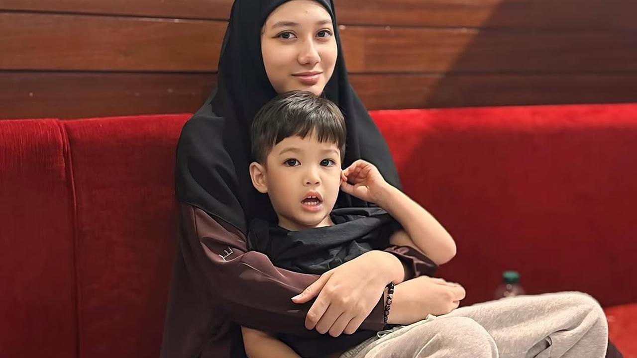 Potret Lyra Virna Umroh Ditemani Anak-anak yang Kian Dewasa