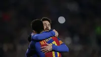 Lionel Messi memeluk Neymar usai mencetak gol ke gawang Real Sociedad pada laga perempat final Copa del Rey di Camp Nou, Barcelona 926/1/2017). Barcelona menang 5-2. (AP/Manu Fernandez)