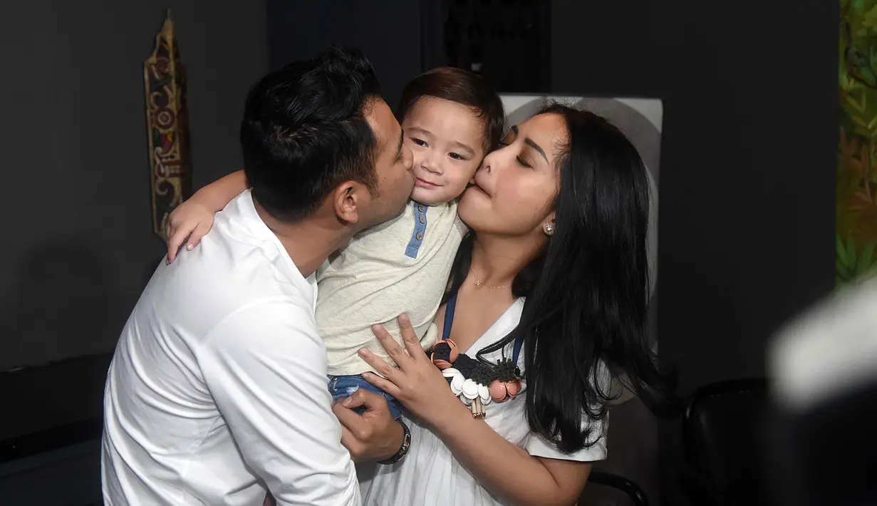 Sering kali rumah tangga Raffi Ahmad dan Nagita Slavina di goyang isu tak sedap. Apalagi, Raffi sering dikaitkan memiliki hubungan khusus pada Ayu Ting Ting. (Nurwahyunan/Bintang.com)