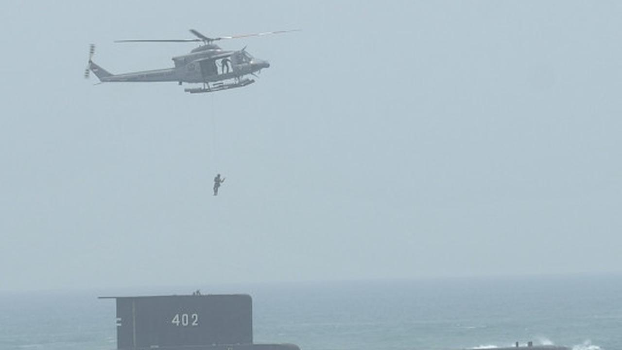 Aksi prajurit selamatkan awak kapal selam dalam peringatan HUT TNI