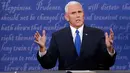 Cawapres Partai Republik, Mike Pence menjawab pertanyaan ketika berhadapan dengan cawapres Partai Demokrat Senator Tim Kaine pada debat perdana cawapres AS di Longwood University di Virginia, Selasa (4/10). (REUTERS/Jonathan Ernst)