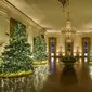 Dekorasi Natal dipajang di Ruang Timur Gedung Putih pada 30 November 2020 di Washington, DC. Tema dekorasi Natal Gedung Putih tahun ini adalah "America the Beautiful." (DREW ANGERER / GETTY IMAGES NORTH AMERICA / GETTY IMAGES VIA AFP)