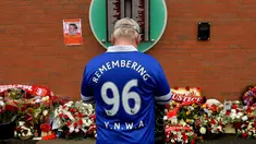 1.	Seorang suporter Everton berdoa di depan dinding bertuliskan daftar korban Tragedi Hillsborough saat peringatan 26 tahun Tragedi Hillsborough di Stadion Anfield
