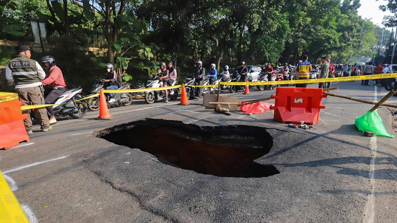 FOTO: Jalan Amblas Lenteng Agung Picu  Kemacetan  Lalu Lintas