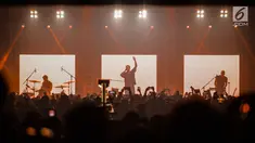 Band indie pop asal Los Angeles, LANY membawakan lagu pada konser  tunggal di kawasan SCBD, Jakarta, Selasa (27/3). LANY kembali ke Jakarta dalam rangkaian tur dunia promo album self-titled mereka yang rilis tahun lalu.  (Liputan6.com/Faizal Fanani)