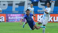 Pemain Persib Bandung, Beckham Putra dijatuhkan oleh pemain PSIM Yogyakarta, Raka Cahyana pada pertandingan pekan ke-31 BRI Super League 2025/2026di Stadion Gelora Bandung Lautan Api, pada Senin (4/5/2026) sore WIB. (Bola.com/Erwin Snaz)