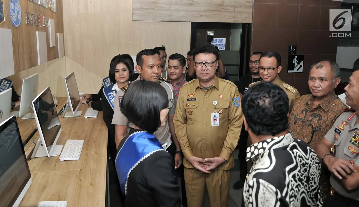 Mendagri Tjahjo Kumolo didampingi Gubernur DKI Jakarta Anies Baswedan, Ketua KPK Agus Raharjo, dan Kapolda Metro Jaya Irjen Pol Idham Aziz saat meninjau layanan Samsat Digital (e-Samsat) di Jakarta, Senin (26/3). (Merdeka.com/Iqbal Nugroho)