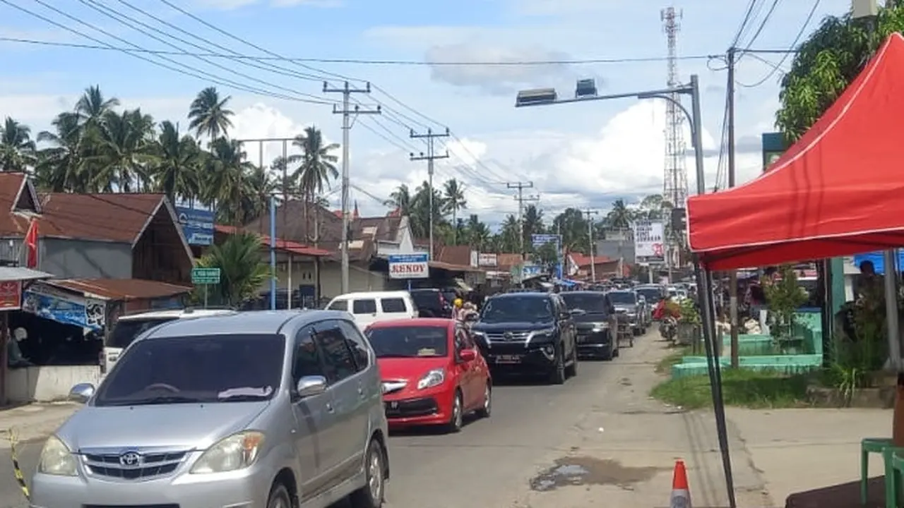 Kendaraan yang akan masuk ke Objek Wisata Lembah Harau Limapuluh Kota. (Liputan6.com/ Novia Harlina)