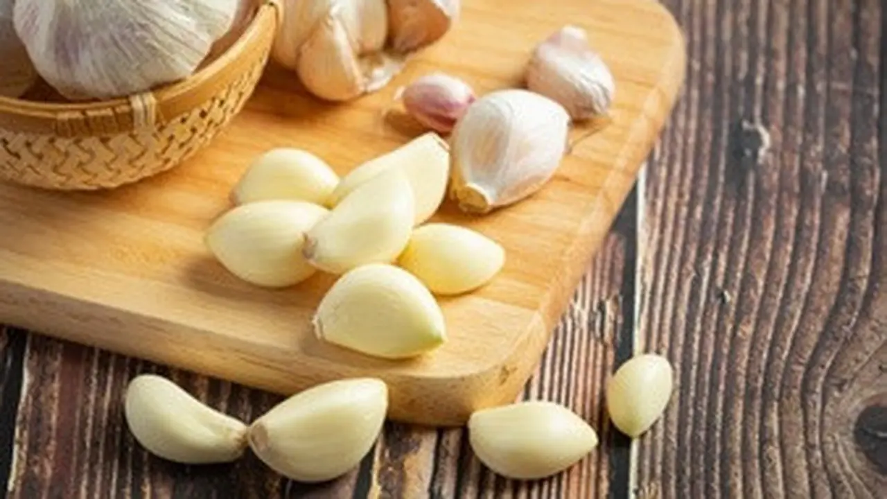 Memberikan Anak Bawang Putih Mentah