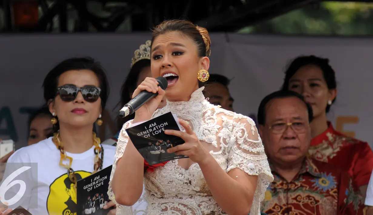 Agnez Mo membacakan Deklarasi Perdamaian saat perayaan Hari Perdamaian Internasional di Balai Kota Jakarta, Minggu (20/9/2015). Beragam komunitas hadir dalam perayaan Hari Perdamaian Internasional. (Liputan6.com/Helmi Fithriansyah)