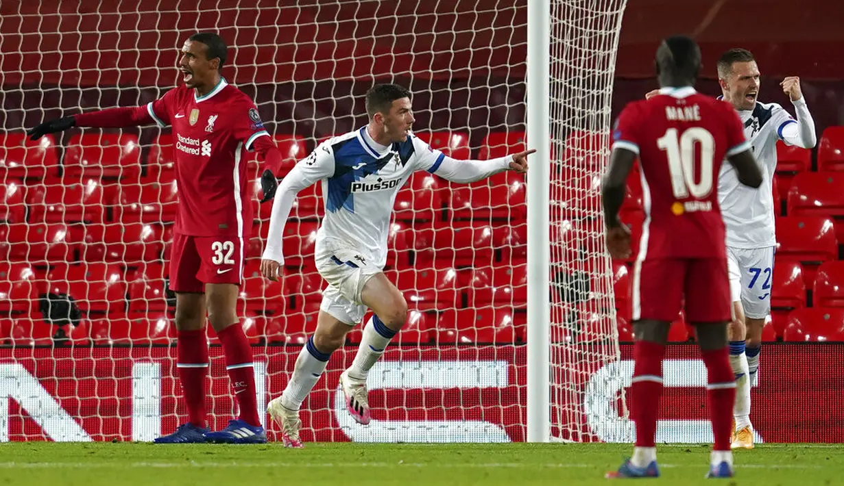 Pemain Atalanta Robin Gosens (kedua kiri) melakukan selebrasi usai mencetak gol ke gawang Liverpool pada pertandingan Grup D Liga Champions di Anfield Stadium, Liverpool, Inggris, Rabu (25/11/2020). Atalanta mengalahkan Liverpool 2-0. (AP Photo/Jon Super, Pool)