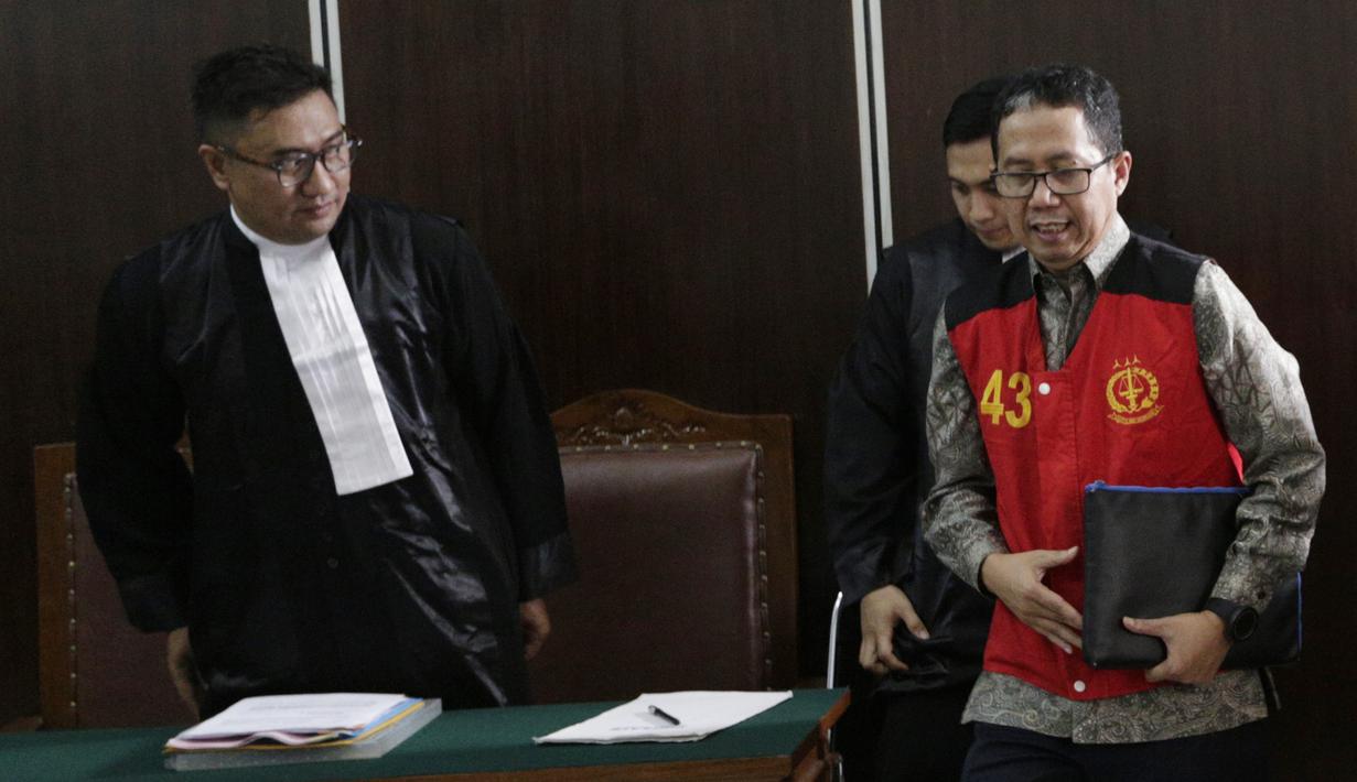Mantan Plt Ketua Umum PSSI, Joko Driyono, menjalani sidang perdana di PN Jakarta Selatan, Senin (6/5). Joko Driyono tersandung kasus perusakan barang bukti terkait pengaturan skor. (Bola.com/M Iqbal Ichsan)
