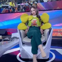 Sama seperti kebanyakan orang, Dewi Perssik juga menuliskan harapannya di 2024. Ia mengungkapkan jika dirinya dibantu supaya bisa berdamai dengan segala hal yang tidak bisa diubah. [Foto: instagram.com/dewiperssik9]