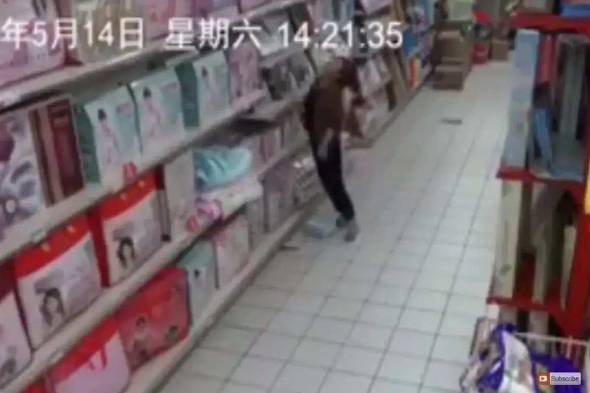 Lagi Belanja, Wanita Ini Jejeritan, Kesurupan?