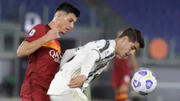 Penyerang Juventus, Alvaro Morata berebut bola dengan bek AS Roma, Roger Ibanez pada pekan kedua Liga Italia Serie A 2020-2021 di Stadion Olimpiade Roma, Minggu (27/9/2020). Juventus bermain imbang 2-2 di kandang AS Roma. (AP Photo/Gregorio Borgia)