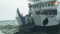 [VIDEO] Gelombang Tinggi, Feri Terempas di Dermaga Ambon
