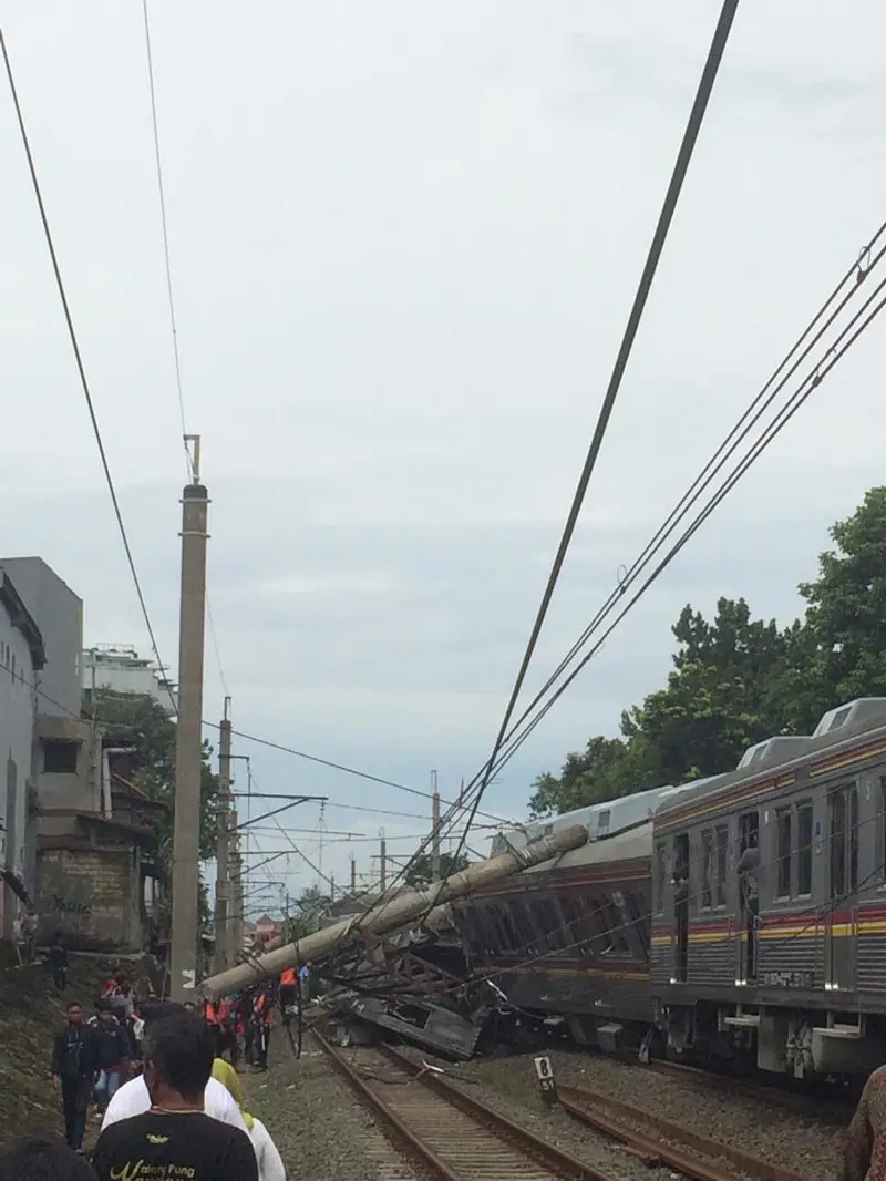 Tiang listrik menimpa gerbong KRL hingga masinis dilarikan ke rumah sakit dan sejumlah penumpang terjepit. (Asnida Riani)