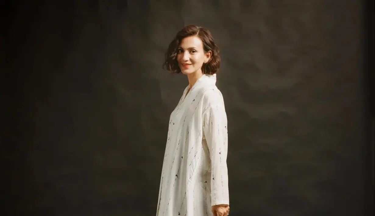 Kebaya model loose atau oversized juga menjadi bagian dari gaya etnik favorit para kaum urban (Foto: Instagram @wanda_hamidah)