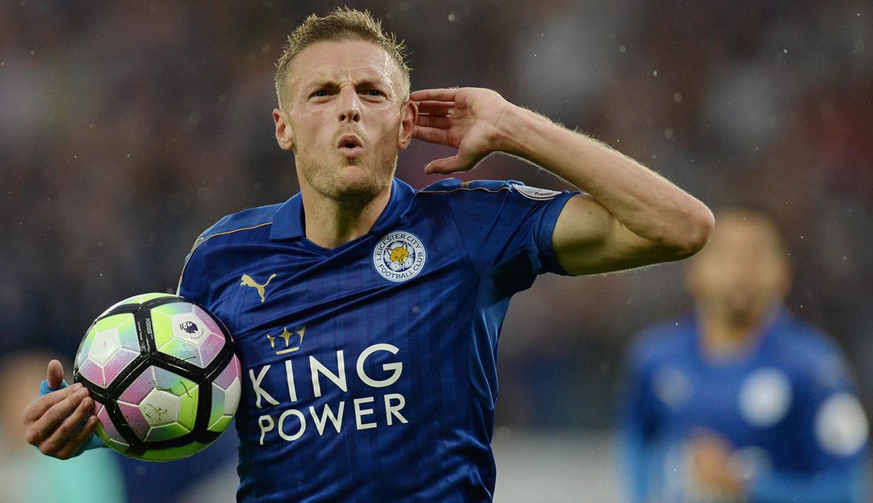 Bomber Leicester berhasil mencetak gol perdananya di Premier League musim ini dengan membobol gawang Swansea. Berkat gol itu sang juara bertahan, The Foxes berhasil meraih tiga poin perdana dan naik ke posisi sembilan. (AFP/Oli Scarff)