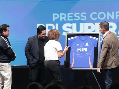 Director of Emtek Media Harsiwi Achmad menandatangani jersey yang akan digunakan dalam kompetisi BRI Super League 2026/2027 di SCTV Tower, Jakarta, Selasa (1/9/2026). (KLY/Budy Santoso)