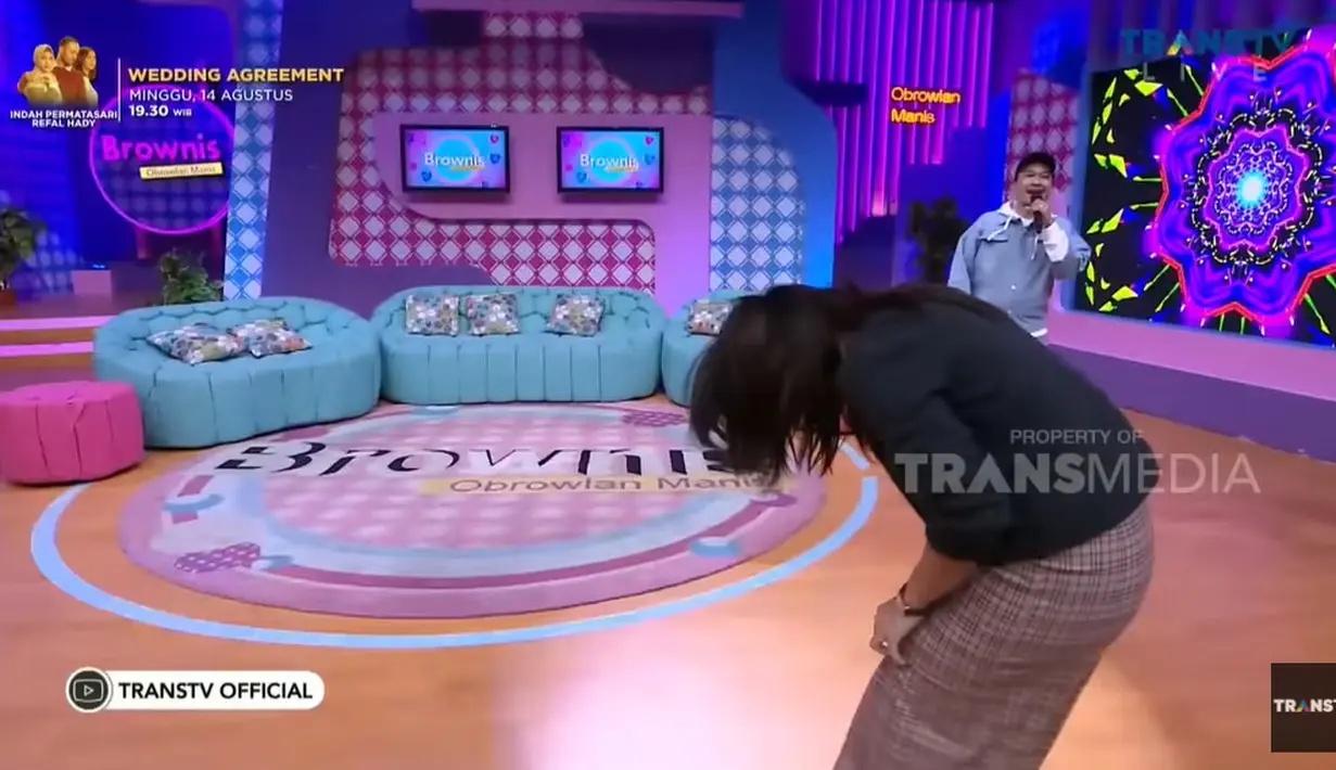 Ayu Ting Ting kembali dari atah penonton dengan penuh semangat hingga roknya sobek. Dia menahan rasa malu (Foto: YouTube/ Trans TV Official)