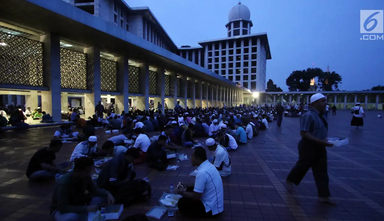 Pemandangan saat umat muslim melaksanakan buka puasa bersama di Masjid Istiqlal, Jakarta, Kamis (17/5). (Liputan6.com/Arya Manggala)