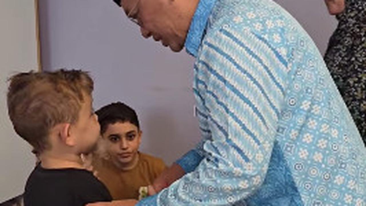 Momen Menteri Agama Malaysia Jenguk Anak-Anak Gaza di RS, Reaksi Korban Menyentuh Hati