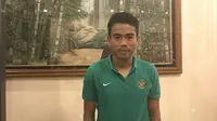 Bek Timnas Indonesia U-19, Nurhidayat Haji Haris, mewaspadai striker Myanmar, Win Naing Tun. (Bola.com/Aning Jati)