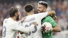 Kiper AC Milan, Olivier Giroud, dipeluk rekannya setelah melakukan penyelamatan krusial saat melawan Genoa pada pekan ke-8 Serie A 2023/2024 di Stadion Luigi Ferraris, Minggu (8/10/2023). Pemain asal Prancis itu sukses mengamankan tiga poin setelah melakukan penyelamatan krusial di depan gawang AC Milan yang terjadi pada menit 90+15. (Tano Pecoraro/LaPresse via AP)