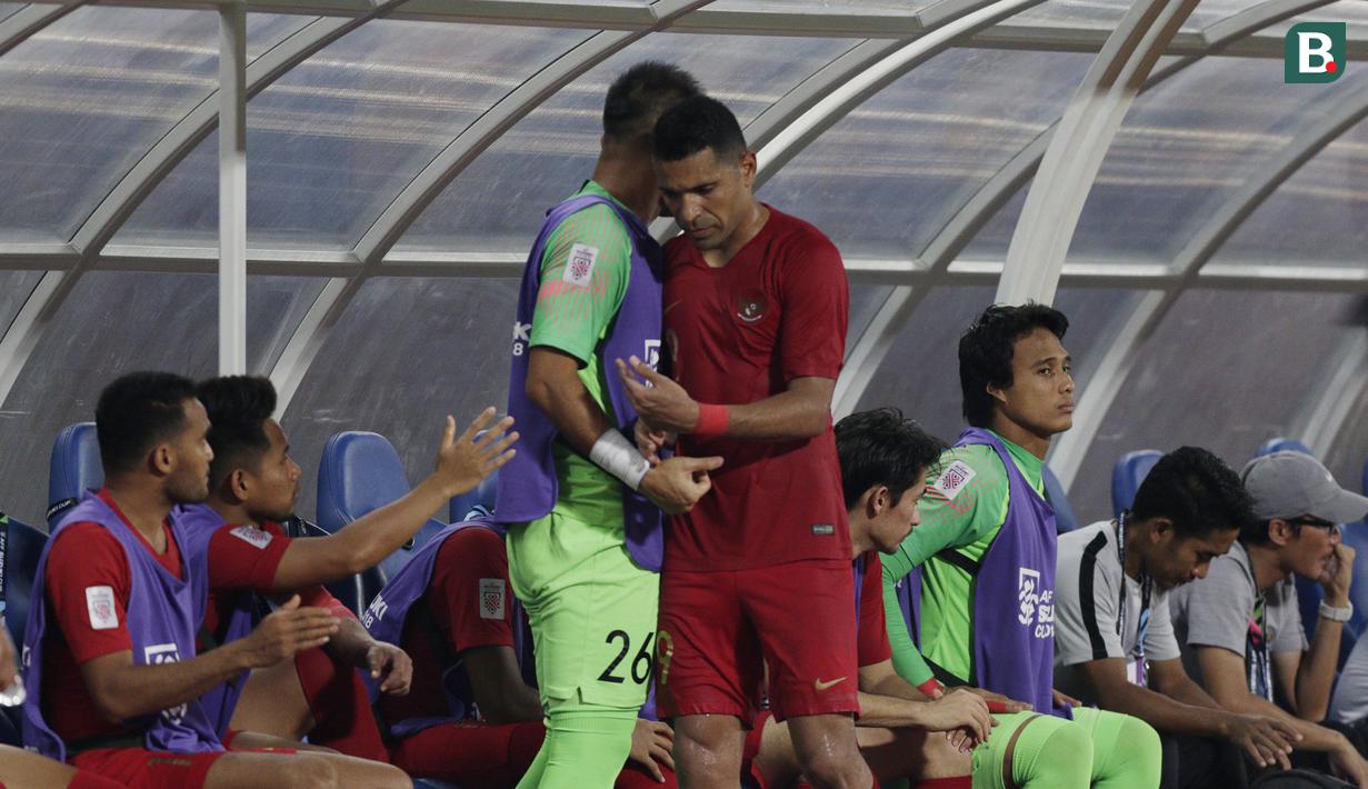 Striker Timnas Indonesia, Beto Goncalves, tertunduk lesu usai diganti saat melawan Thailand pada laga Piala AFF 2018 di Stadion Rajamangala, Bangkok, Sabtu (17/11). Thailand menang 4-2 dari Indonesia. (Bola.com/M. Iqbal Ichsan)