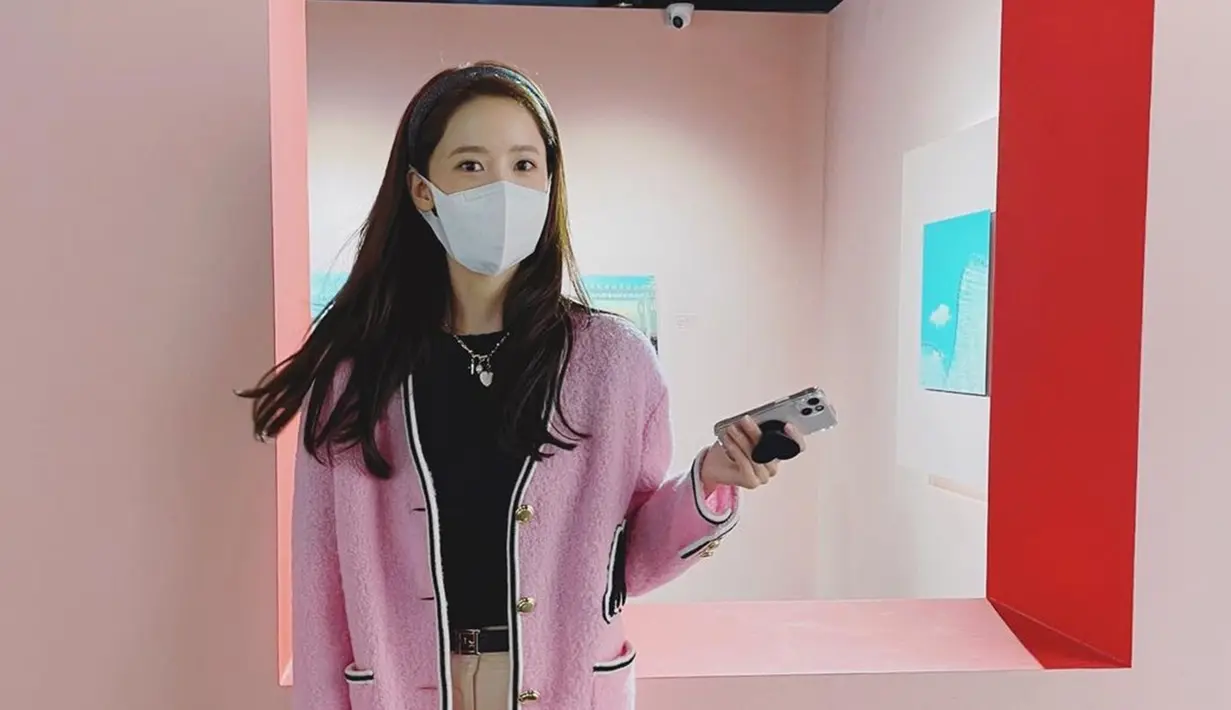 Kenakan bando warna hitam senada dengan rambut panjangnya yang tergerai indah, tatanan rambut simpel Yoona SNSD ini tak mengurangi pesonanya. Meski wajahnya tertutup masker dan penampilannya tampak simpel, artis Korea Selatan kelahiran Seoul ini tetap terlihat cantik memesona. (Liputan6.com/IG/@yoona__lim)
