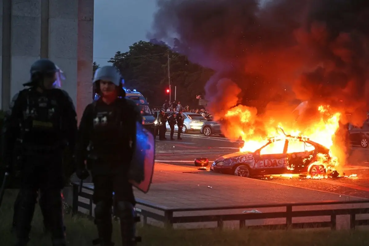 Sebuah mobil terbakar saat para pendukung Paris Saint-Germain (PSG) merayakan kemenangan tim mereka setelah final Liga Champions melawan Arsenal di Budapest, di Paris, Prancis, Sabtu (30/5/2026).