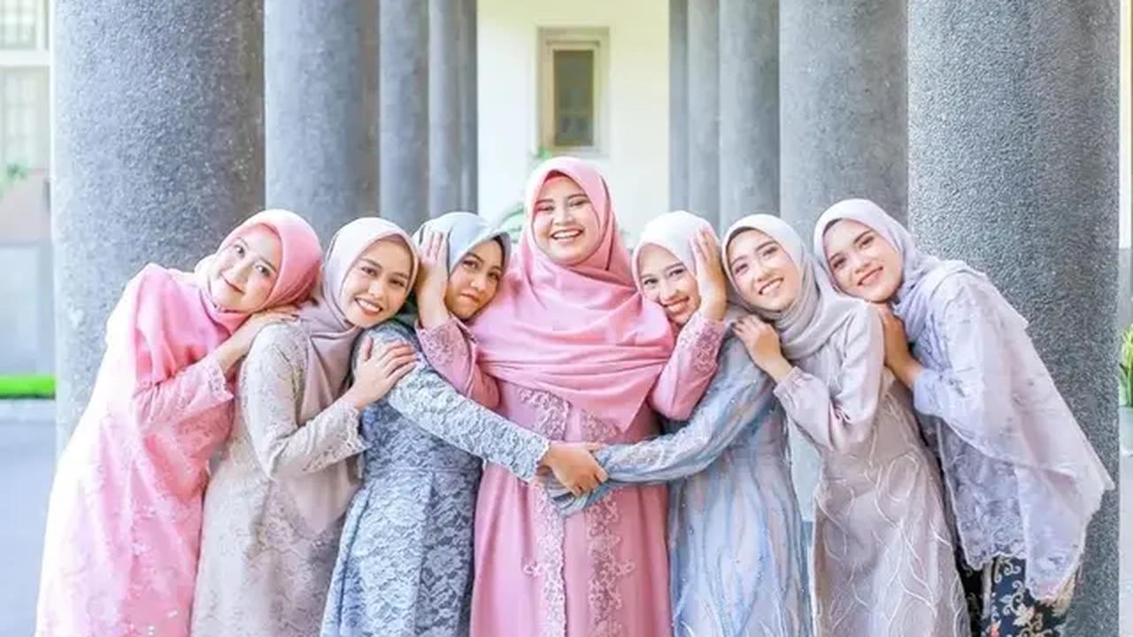 Muslimah sedang foto wisuda dengan kebaya dan gamis syar