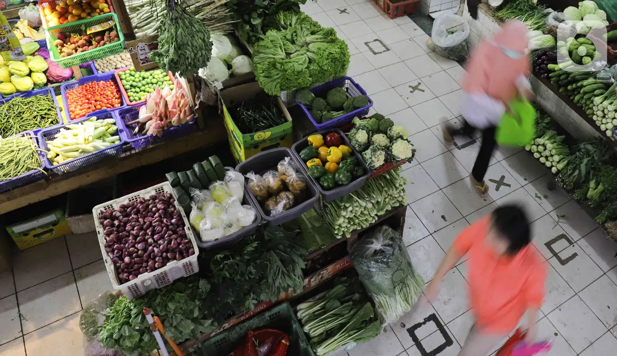 Aktivitas jual beli di Pasar Santa, Jakarta, Kamis (8/12/2022). Harga bahan pokok dari sejumlah komoditas seperti cabai, bawang, daging, ayam, beras dan telur, mulai mengalami kenaikan di awal bulan Desember menjelang Natal dan Tahun Baru 2023. (Liputan6.com/Herman Zakharia)