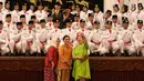 Menko PMK Puan Maharani (kanan) bersama Ibu Negara Iriana (tengah) foto bersama anggota Pasukan Pengibar Bendera Pusaka (Paskibraka) usai pengukuhan di Istana Negara, Jakarta, Kamis (15/8/2019). Sebanyak 68 anggota Paskibraka itu akan bertugas pada upacara HUT ke-74 RI. (Liputan6.com/Angga Yuniar)