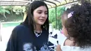 Kylie Jenner menggunakan kalung bergambar kupu-kupu dalam video kehamilan yang baru saja ia rilis. (youtube)