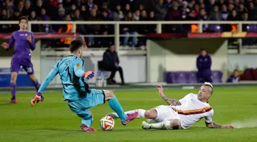 Kiper Fiorentina, Neto berebut bola dengan gelandang AS Roma Radja Nainggolan di leg pertama  16 besar Liga Europa di Stadion Artemio Franchi,Italia Jumat (13/3/2015) . Fiorentina bermain imbang 1-1 dengan AS Roma. (Reuters/Max Rossi)