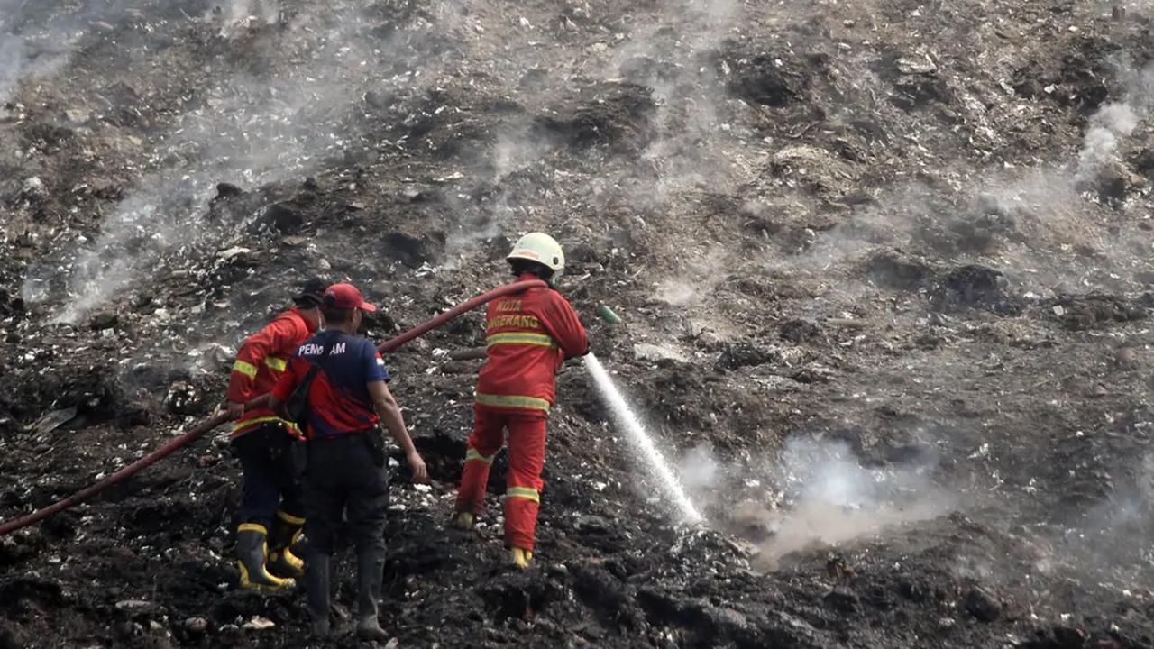 Petugas pemadam kebakaran saat berjibaku melakukan pemadaman di tempat pembuangan akhir (TPA) Rawa Kucing, Neglasari, Kota Tangerang, Senin (23/10/2023).