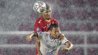 Pemain Persija Jakarta, Yann Motta Pinto (atas) dan pemain Arema FC, Dendi Santoso saat laga pekan ketujuh BRI Liga 1 2021/2022 antara Persija Jakarta melawan Arema FC di Stadion Manahan, Solo, Minggu (17/10/2021). (Bola.com/Bagaskara Lazuardi)