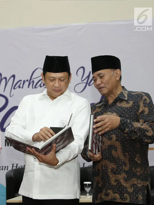 Ketua KPK Agus Rahardjo (kanan) berbincang dengan Ketua DPR RI Bambang Soesatyo disela peluncuran buku "14 Tahun Perjalanan KPK" di Gedung KPK, Jakarta (23/5). (Liputan6.com/Herman Zakharia)