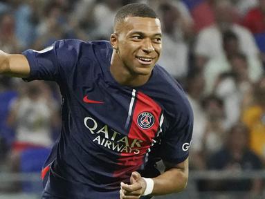 Pemain Paris Saint-Germain (PSG), Kylian Mbappe melakukan selebrasi setelah mencetak gol ke gawang Lyon pada laga pekan keempat Ligue 1 2023/2024 di Groupama Stadium, Senin (04/09/2023). PSG menang dengan skor 4-1. (AP Photo/Laurent Cipriani)