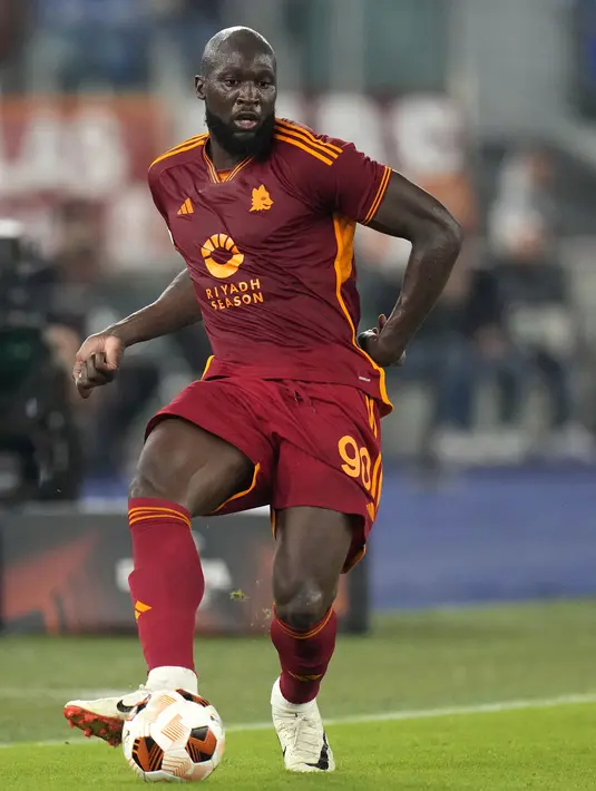 Pemain AS Roma, Romelu Lukaku mengumpan bola pada laga Grup G Liga Europa 2023/2024 di Olympic Stadium, Roma, Italia, Jumat (6/10/2023) dini hari WIB. Lukaku telah mencetak 3 gol dalam 5 penampilan di Serie A dan 2 gol dalam 2 penampilan di Liga Europa. (AP Photo/Alessandra Tarantino)