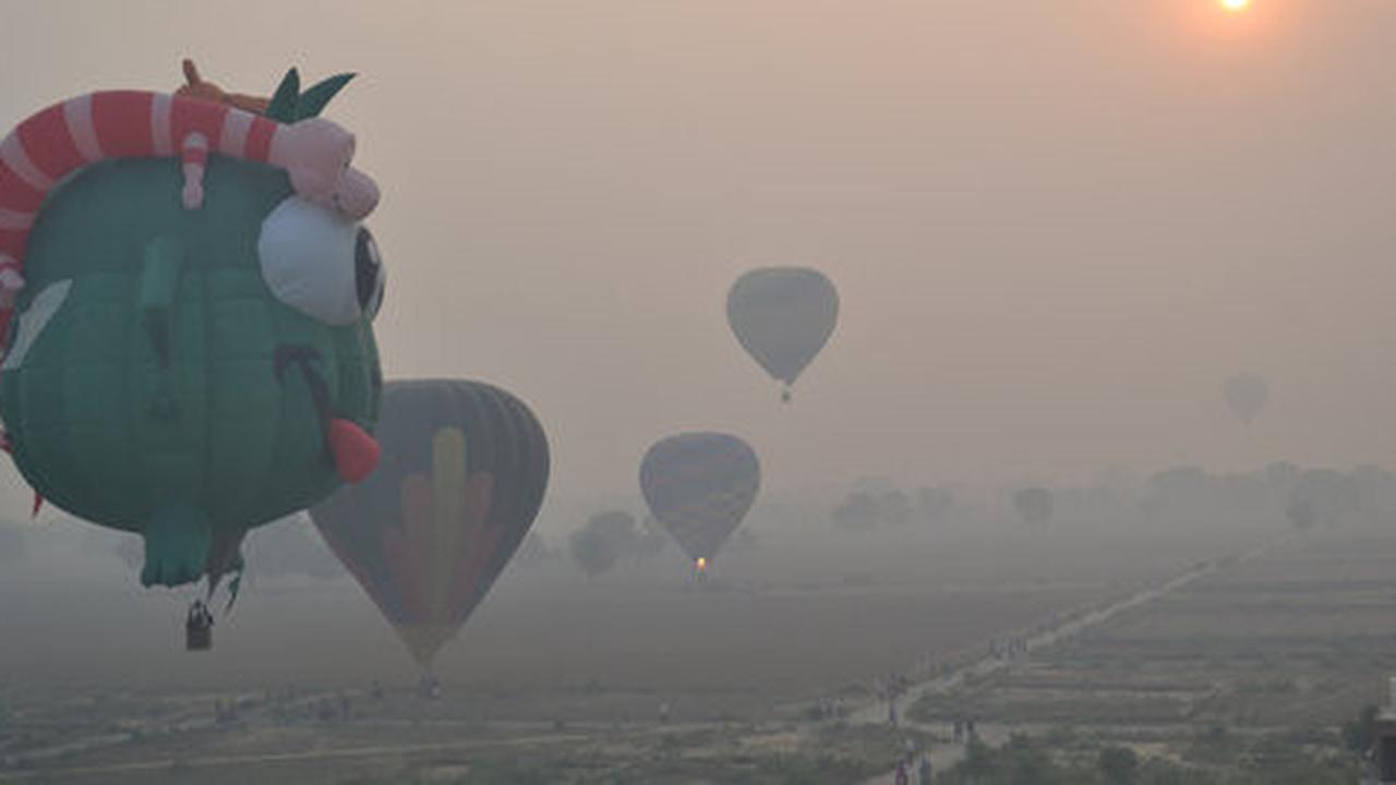 Indahnya pemandangan dari festival balon udara pertama di Taj Mahal