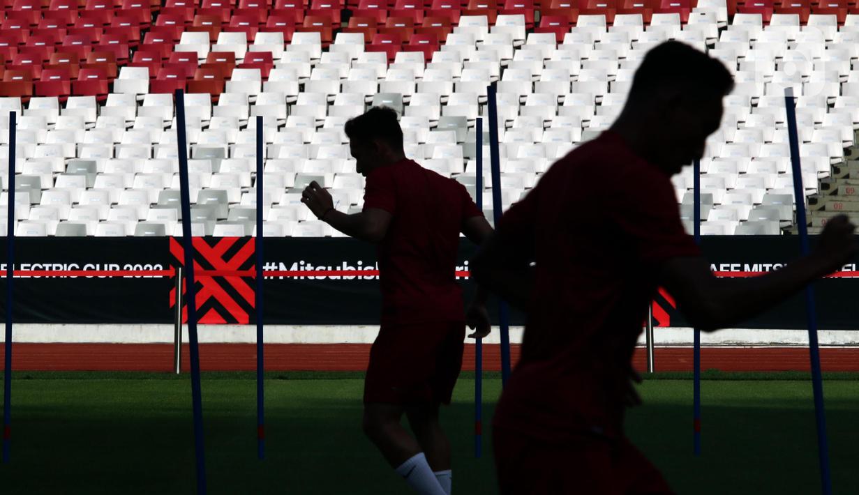 Pemain tengah timnas Indonesia, Egy Maulana Vikri (kiri) saat latihan jelang laga perdana Piala AFF 2022 di Stadion Utama Gelora Bung Karno, Jakarta, Selasa (20/12/2022). Timnas Indonesia akan melakoni laga perdana turnamen Piala AFF 2022 melawan Kamboja pada Jumat (23/12) di SUGBK. (Liputan6.com/Helmi Fithriansyah)