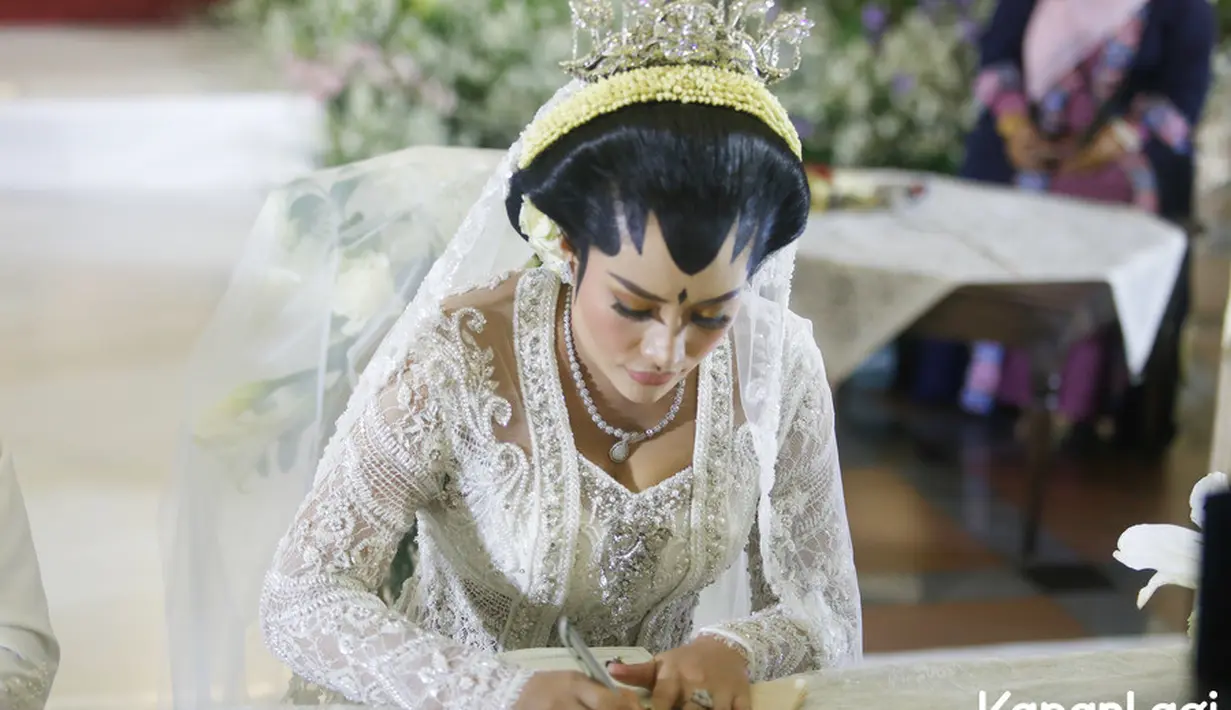 "Saya terima nikah dan kawinnya Shinta Istianti binti Bachirun dengan mas kawin tersebut, tunai," ucap Indra Kristianto, Minggu (12/3/2023) dilansir dari Kapanlagi. [Foto; KapanLagi.com/Bayu Herdianto]