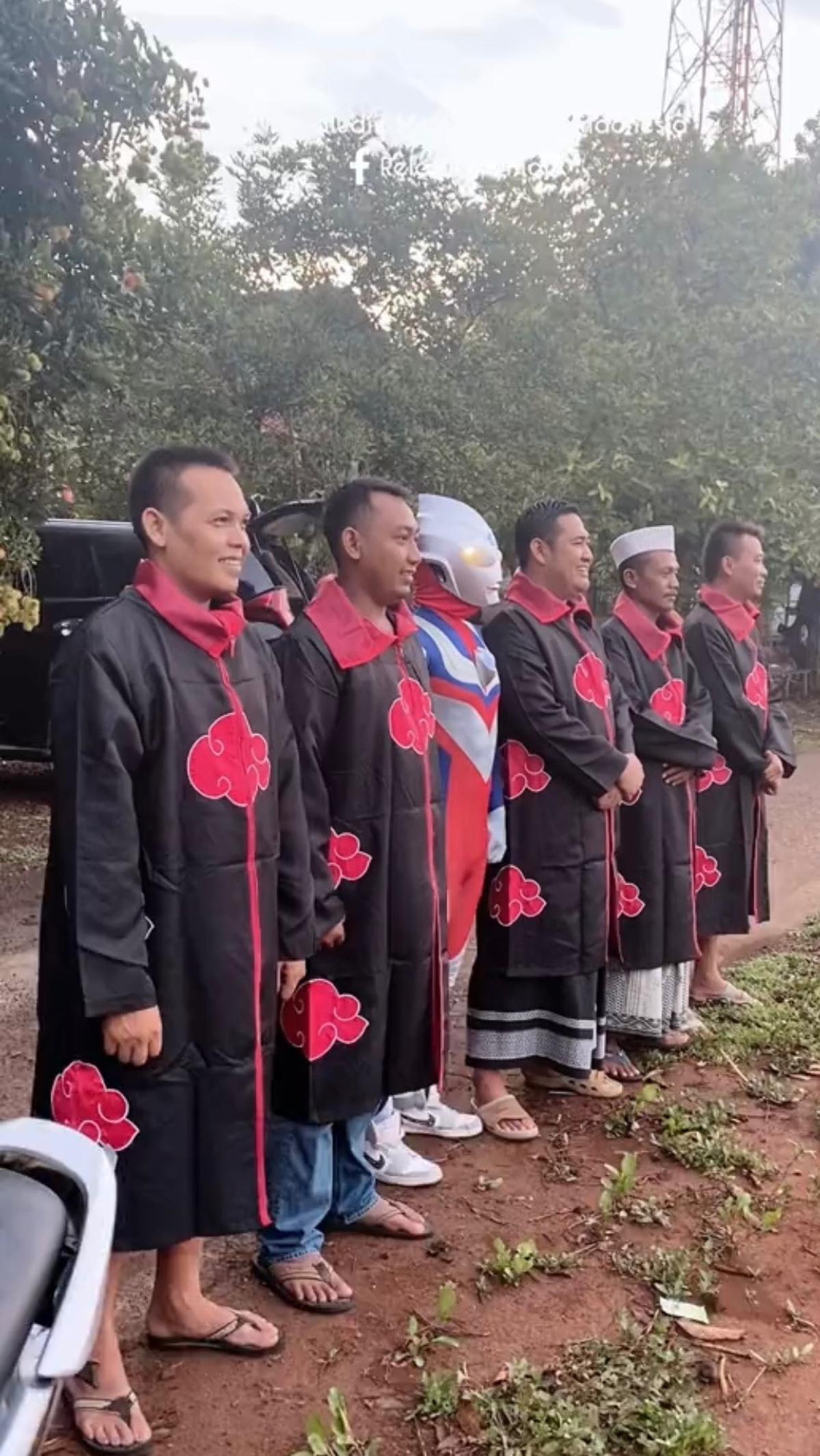Tak hanya berkostum seperti ultraman, Jamal juga mengajak tim suksesnya untuk mengenakan busana ninja Akatsuki. Gaya semacam ini dipakainya saat blusukan ke rumah warga.<br>